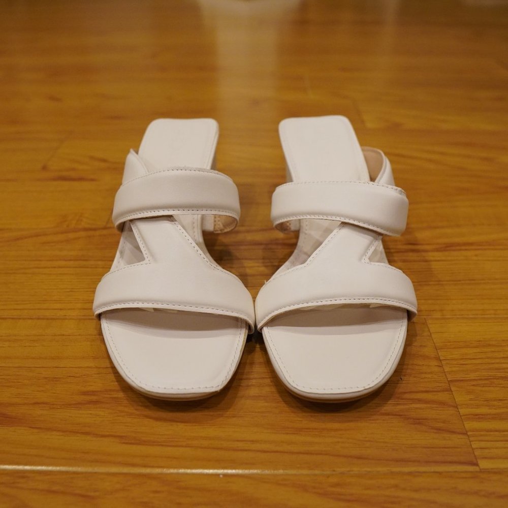 BRAND NEW IN BOX - Rilista Shoes - Size 8 - White